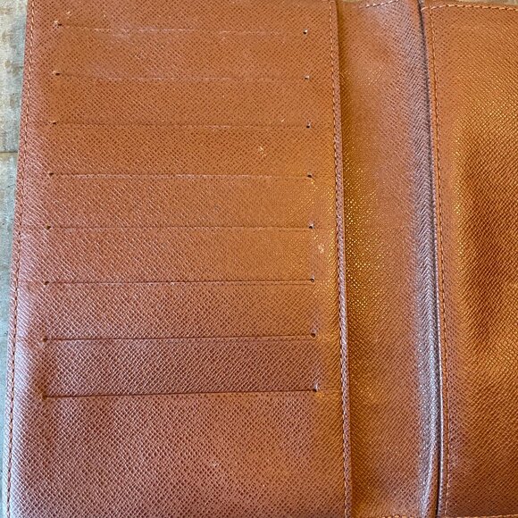 Louis Vuitton Classic Wallet – Beautiful & Functional - Picture 3 of 11